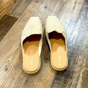 Tom’s natural shimmer mules